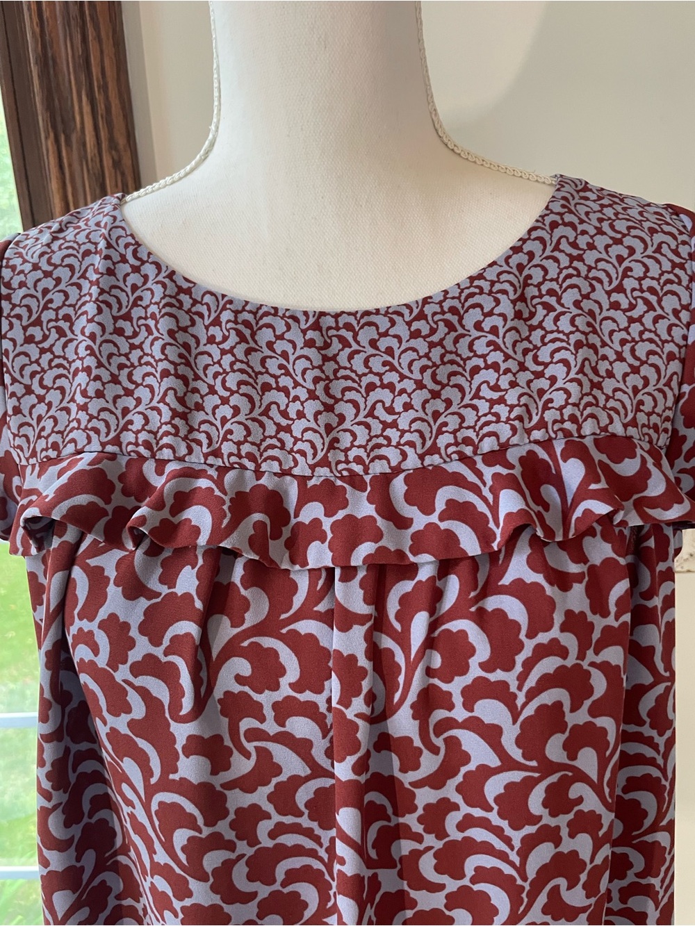 Loft Patterned Short Sleeved Blouse with Ruffled Detail. Size M - Picture 3 of 6